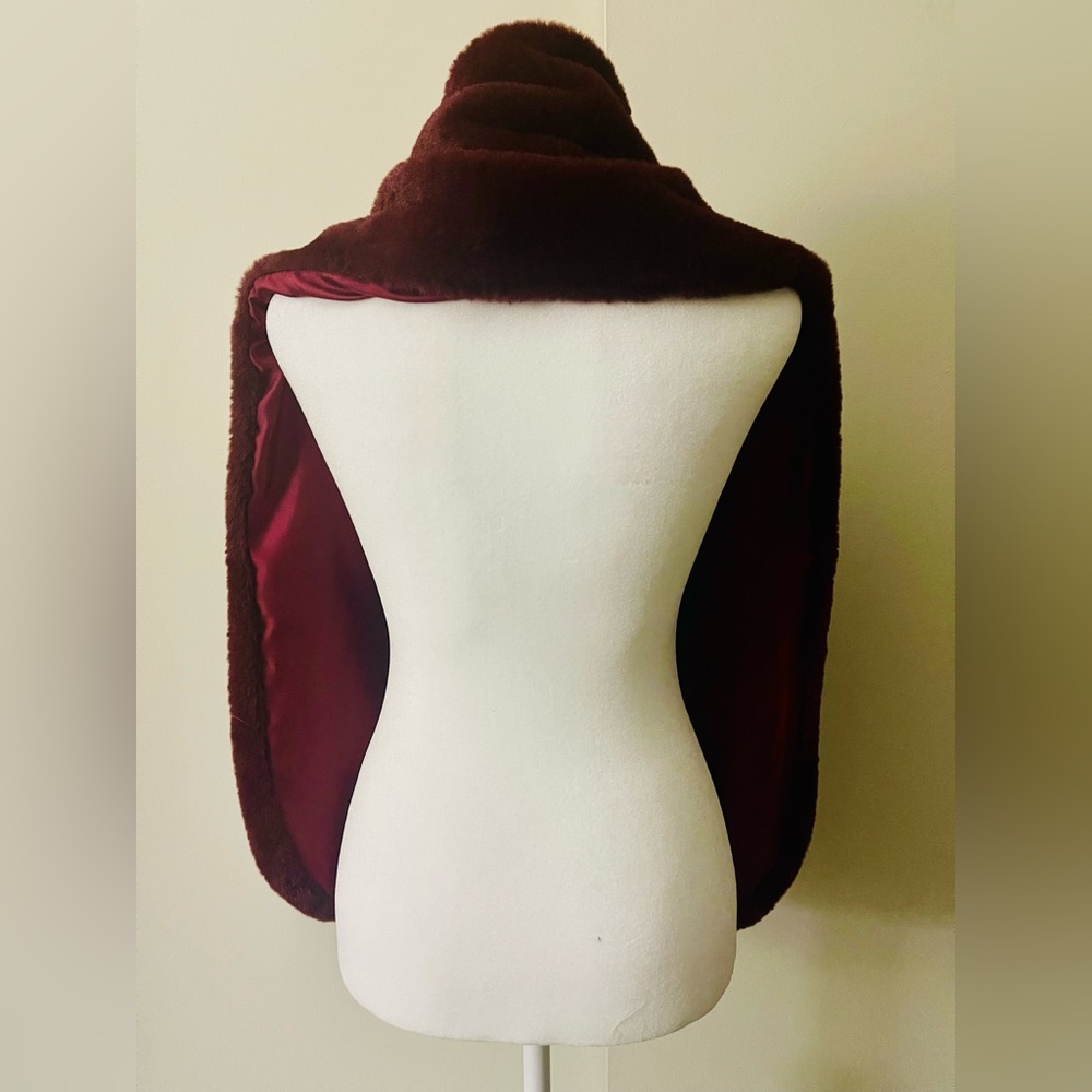 Burgundy faux fur shawl NWOT - Picture 4 of 5
